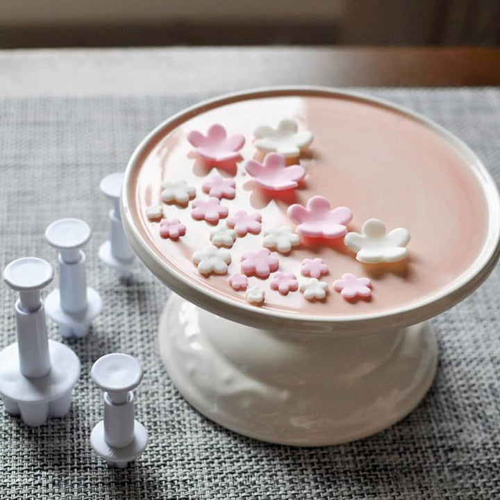 Flexibles Silikon-Backformen-Set (4-teilig) mit Pflaumenblüten-Motiv, ideal für einfache Kuchenentformung.