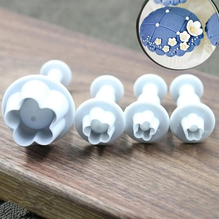 Fertige Mini-Kuchen in eleganter Pflaumenblütenform, gebacken mit dem praktischen 4-teiligen Backset.