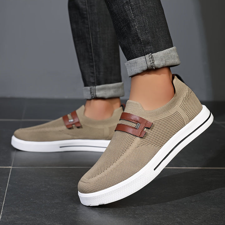 Herren Slip-On Sneaker am Fuß, leicht, bequem und atmungsaktiv für den urbanen Alltag.