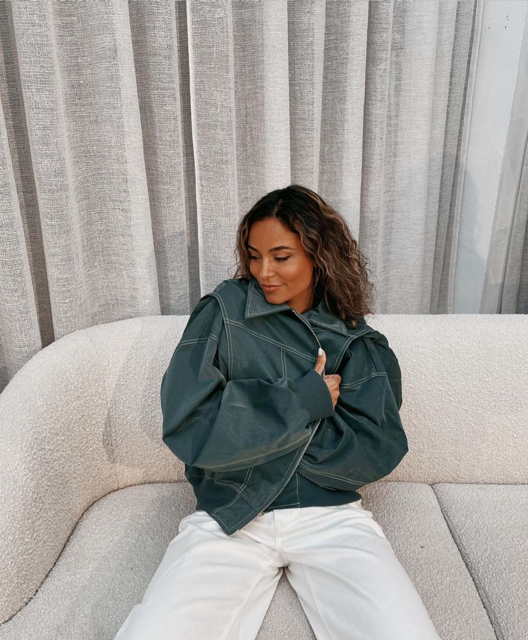 Bequeme Oversized Damen Bomberjacke in Grün, ideal als lässige Jacke für kühle Übergangszeiten.