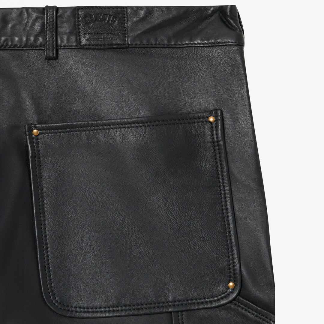 Komfortable schwarze Herren Freizeithose aus Leder, im Jeans-Stil, robust und langlebig.