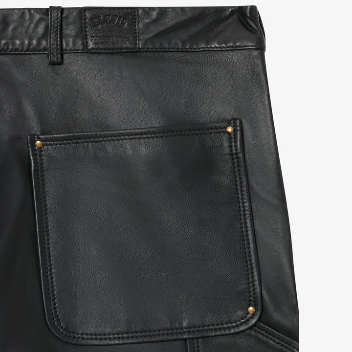 Komfortable schwarze Herren Freizeithose aus Leder, im Jeans-Stil, robust und langlebig.