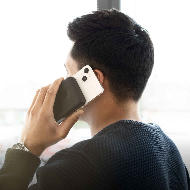 Tragbarer 10000 mAh Akkupack mit Magnetfunktion und integriertem Ladekabel für jede Reise.