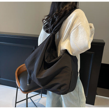Robuste Damen Umhängetasche in Schwarz, für Stadt & Freizeit, mit Reißverschluss & geräumigem Design.