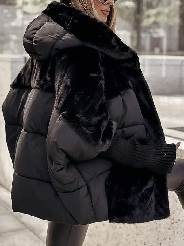 Aktuelle Wintermode: Gefütterte Damen Oversize Steppjacke mit modischen Fell-Details. Sehr warm & stylish.