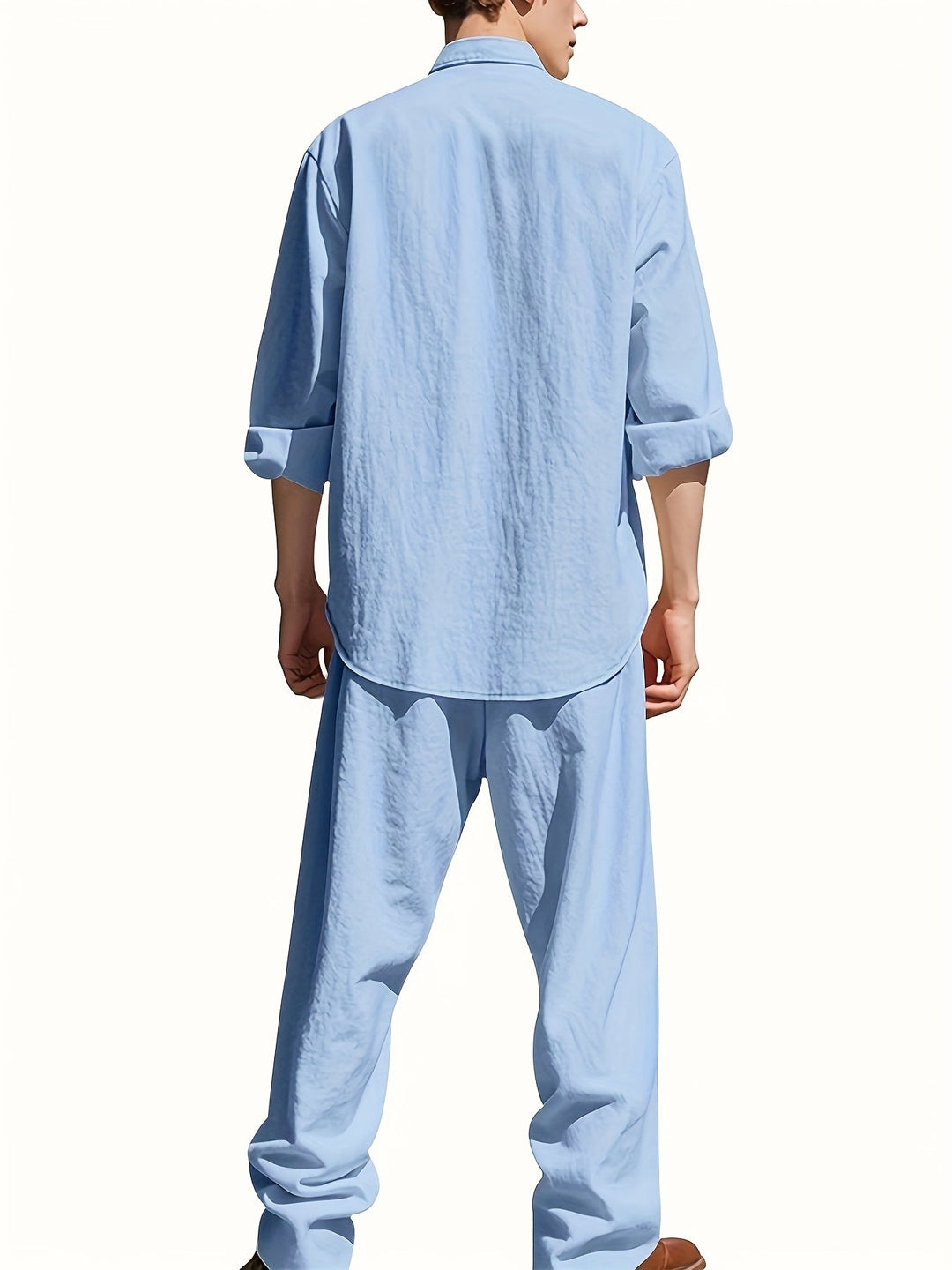 Stylischer Herren Zweiteiler: Stehkragen Hemd & Relaxed Hose, perfekt für warme Urlaubstage.