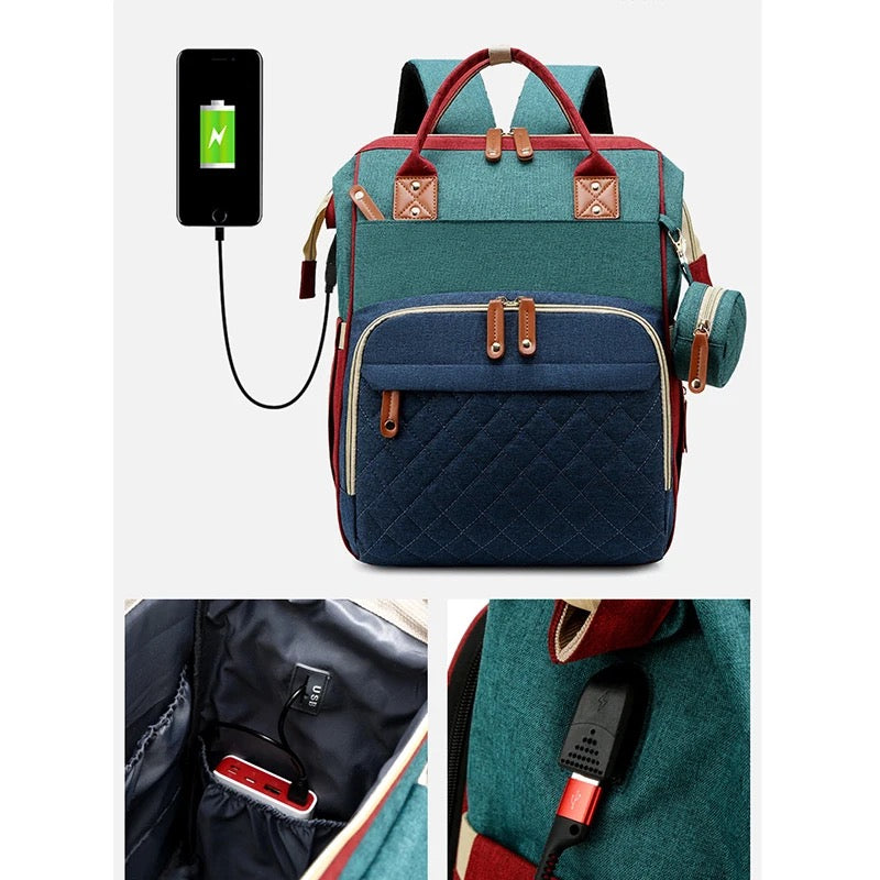 Babyrucksack mit Wickelbett ausgeklappt. Dein mobiler Wickeltisch für stressfreies Windelnwechseln unterwegs.