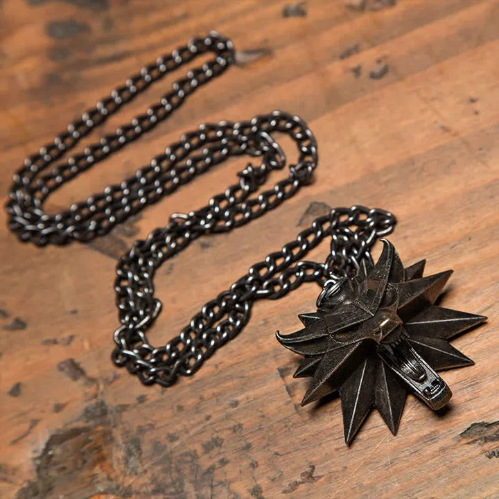 Unisex Wolfsmedaillon Halskette im Geralt von Riva Stil aus silbernem Edelstahl, ideal für Fans & Cosplay.