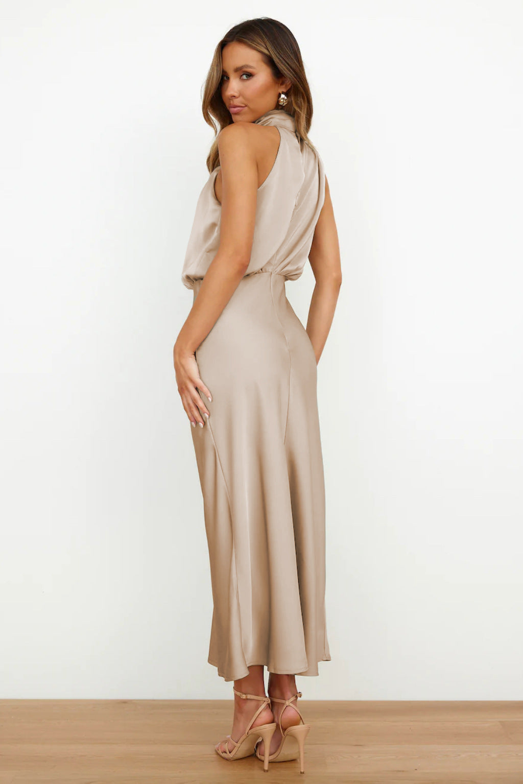 Bodenlanges Damen Maxikleid, festliches Halterneck Kleid, ideal als Abendkleid.