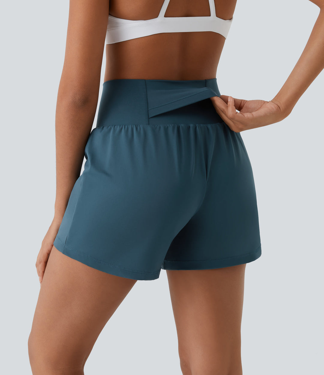 Hochwertige Damen High Waist Fitness Shorts mit integrierter Innenshorts und Seitentaschen.