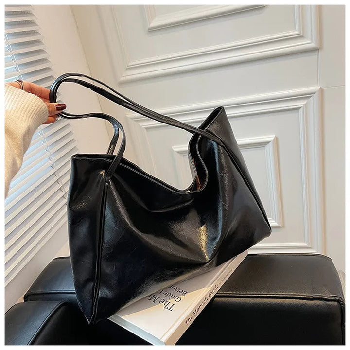 Elegante Damen Handtasche kombiniert mit schickem Outfit, stilvolles Accessoire für besondere Momente.