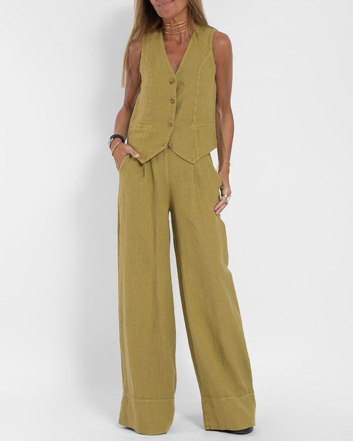 Stilvolles Damen Outfit für Herbst: Weste & weite Hose. Ideal für Urlaub und Alltag.