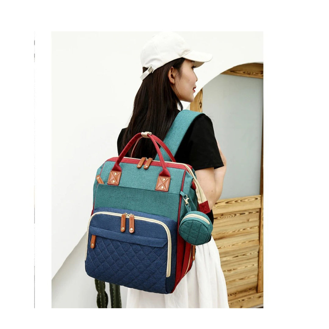 Geräumiger Wickelrucksack mit vielen Fächern für Babyausstattung. Perfekte Elterntasche für alle Babyartikel.