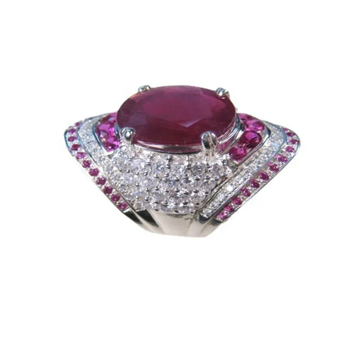 Glänzender Damen Silberring mit rotem Rubin. Edler Damenschmuck, der Eleganz und Klasse ausstrahlt.