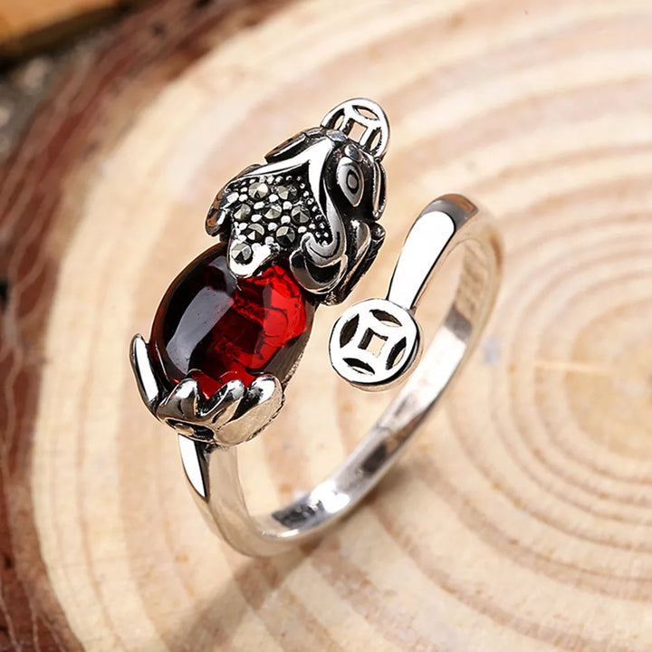 Unisex Glücksring mit Pixiu Amulett und Granat. Verstellbarer Ring für Schutz & Reichtum.