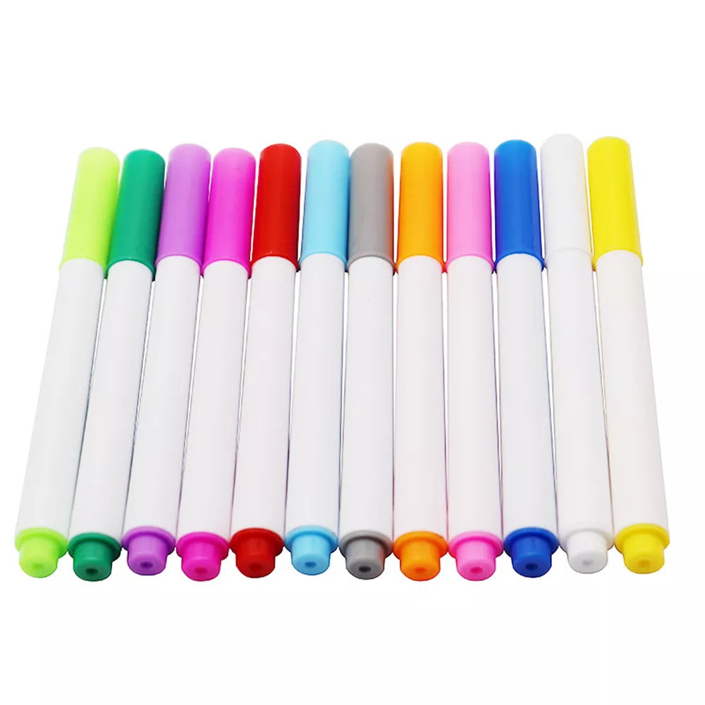 Kind malt mit leuchtendem Stift auf der LED-Zeichenplatte. Kreatives Lernspielzeug und tolles Geschenk für Kinder.