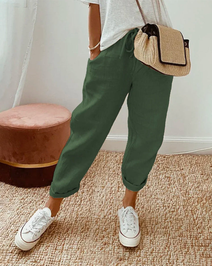 Modell trägt fließende, unifarbene Damen Sommerhose mit hohem Bund, die kühlend und bequem ist.