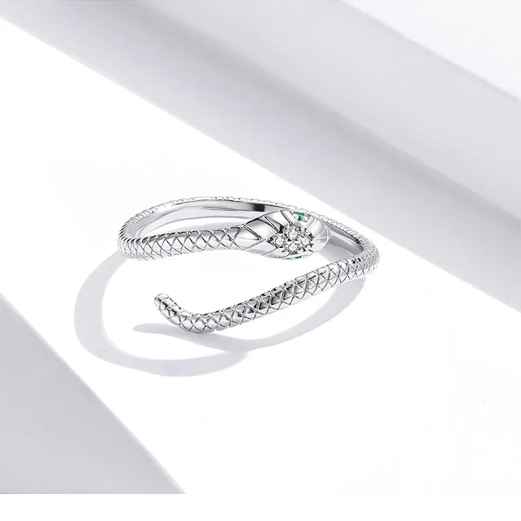 Verführerischer Damen Schlangenring aus Sterlingsilber, mit Zirkonen kunstvoll verziert.