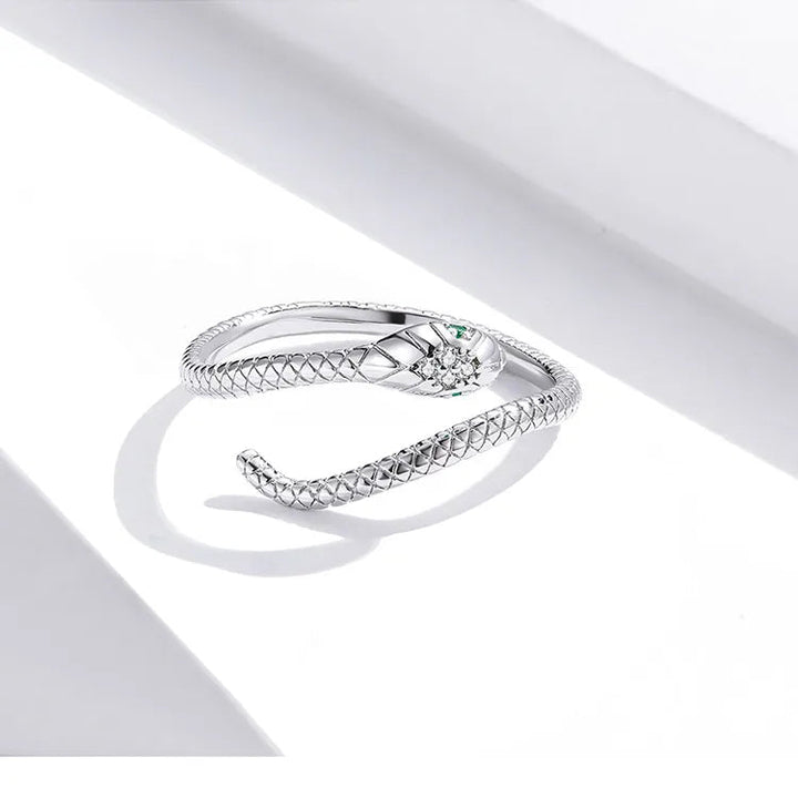 Verführerischer Damen Schlangenring aus Sterlingsilber, mit Zirkonen kunstvoll verziert.