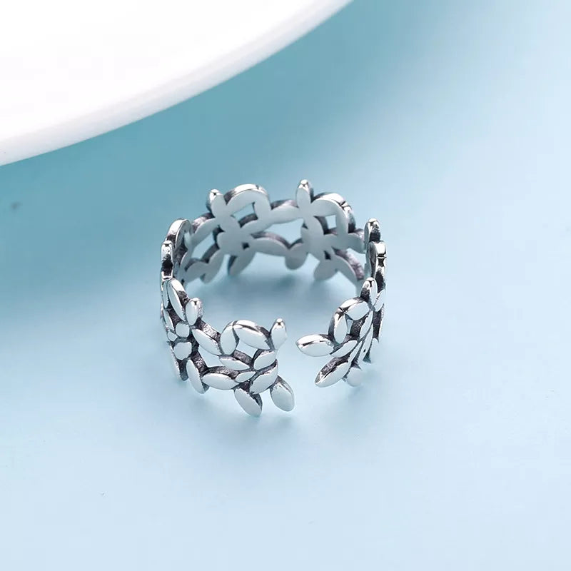 Handgefertigter Damen Blumenring aus Sterlingsilber, verstellbar, mit detailliertem floralem Design.