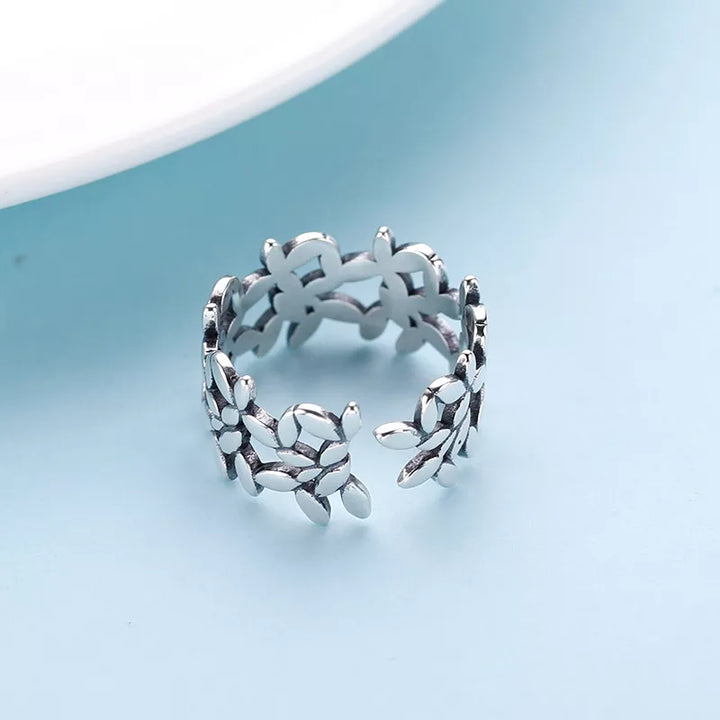 Handgefertigter Damen Blumenring aus Sterlingsilber, verstellbar, mit detailliertem floralem Design.