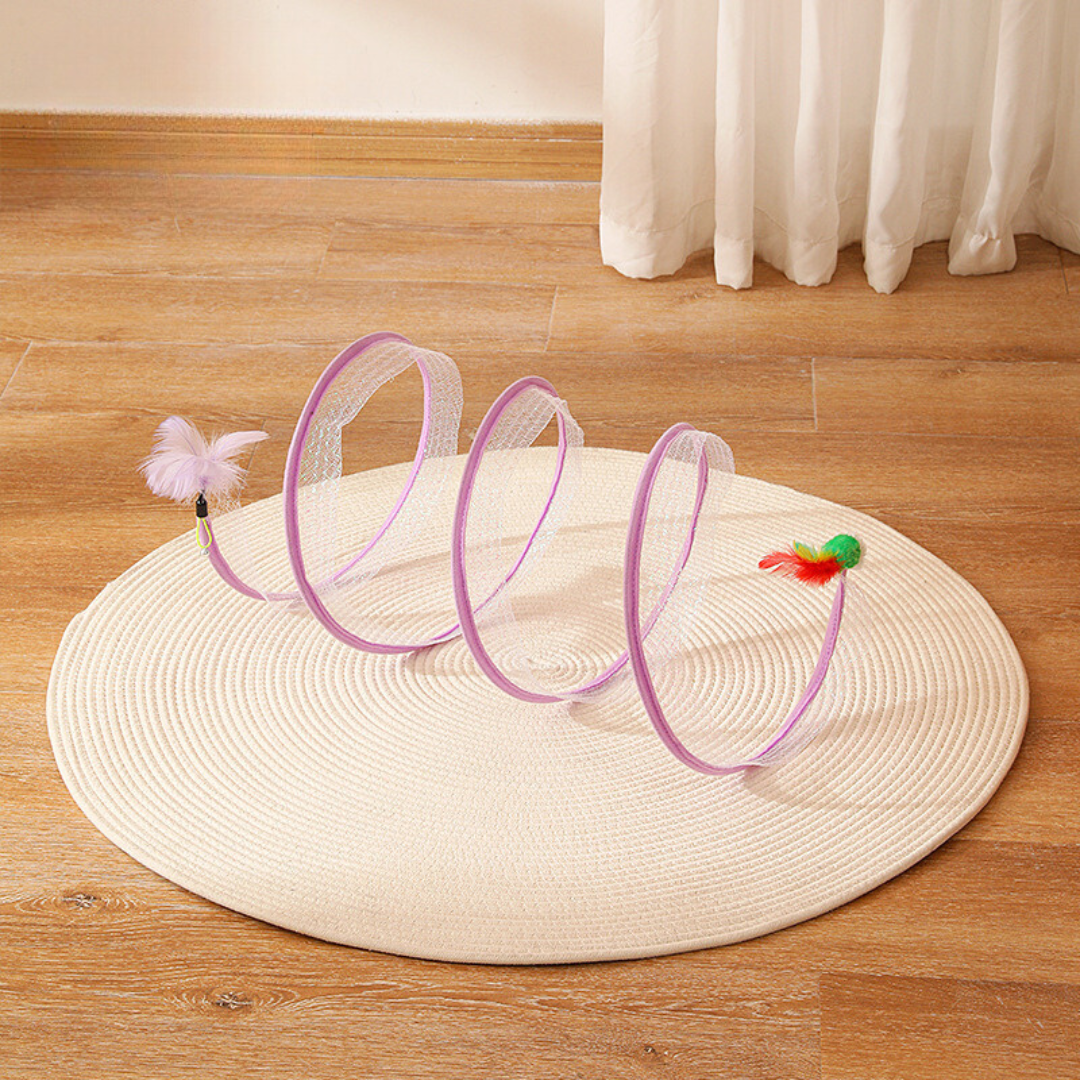 Detailansicht des interaktiven Katzenspielzeugs: Sisal-Ball, Feder und Spielmaus am Spiralring.