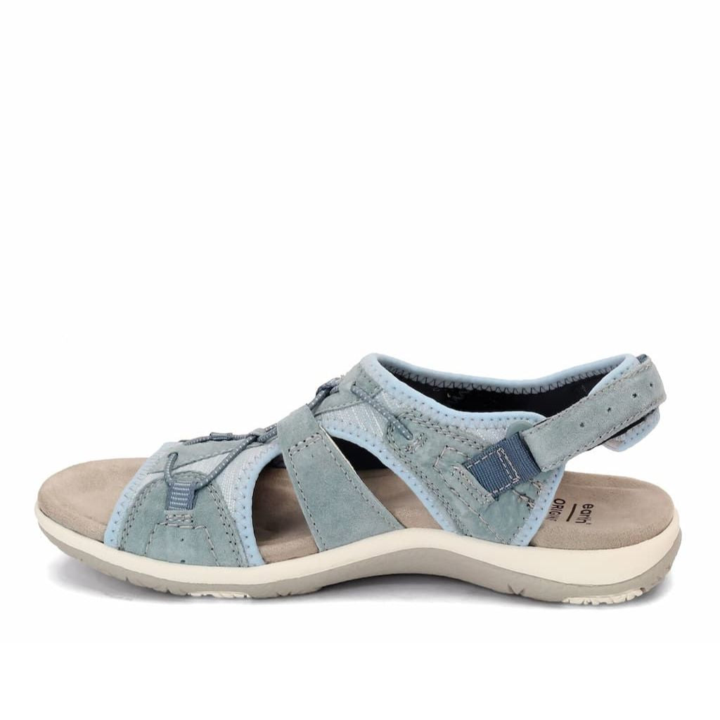 Nahaufnahme des orthopädischen Fußbetts in bequemen Damensandalen, unterstützt Fußgesundheit im Sommer.