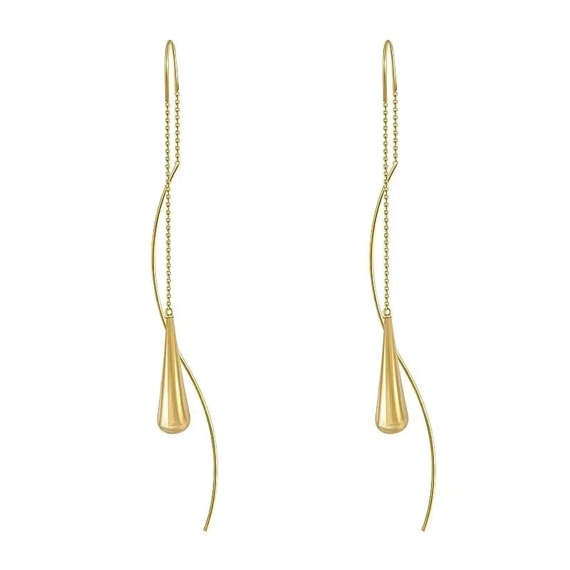 Elegante Wassertropfen-Ohrringe als Geschenk für Damen, goldener Schmuck für stilvolle Looks.