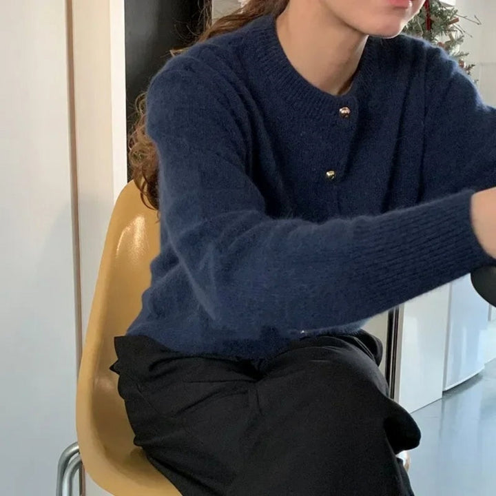 Elegante Damen Strickweste mit Rundhalsausschnitt, ideal für die Übergangszeit. Stilvolle Herbstkleidung für Frauen.