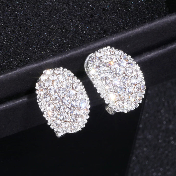 Eleganter Damenschmuck: Funkelnde, ovale Zirkonia-Ohrringe; romantische Edelstahl-Ohrringe perfekt für festliche Anlässe.