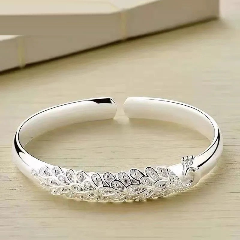 Festlicher Schmuck: filigranes 925er Silberarmband für Frauen mit einzigartigem Pfauen-Design.