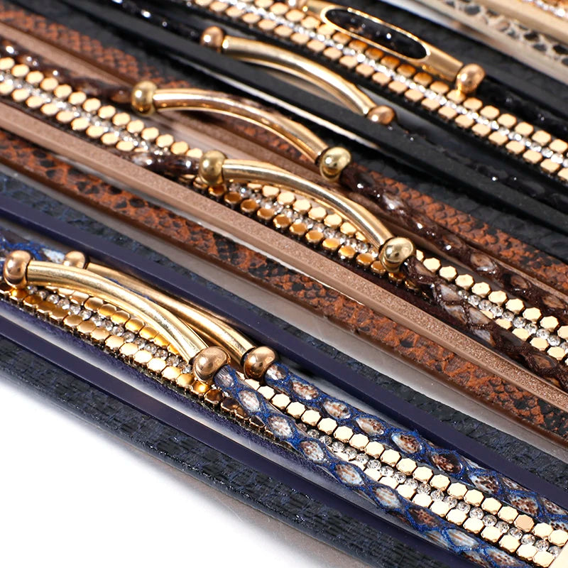 Boho Chic Lederarmband für Damen, mit detailliertem Schlangenmuster und glänzenden Kristallen. Einzigartiger Modeschmuck.