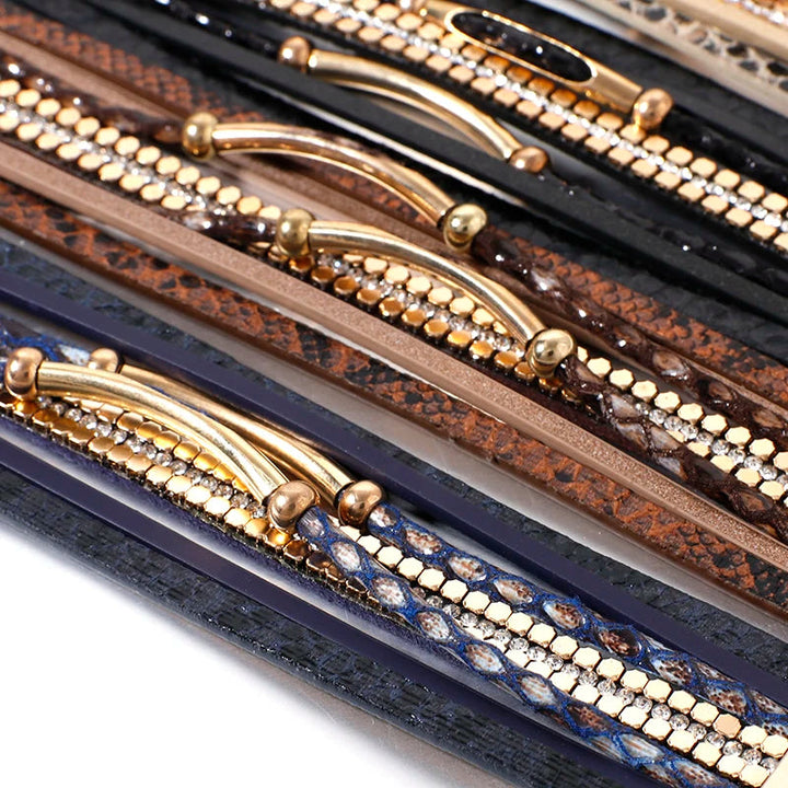 Boho Chic Lederarmband für Damen, mit detailliertem Schlangenmuster und glänzenden Kristallen. Einzigartiger Modeschmuck.