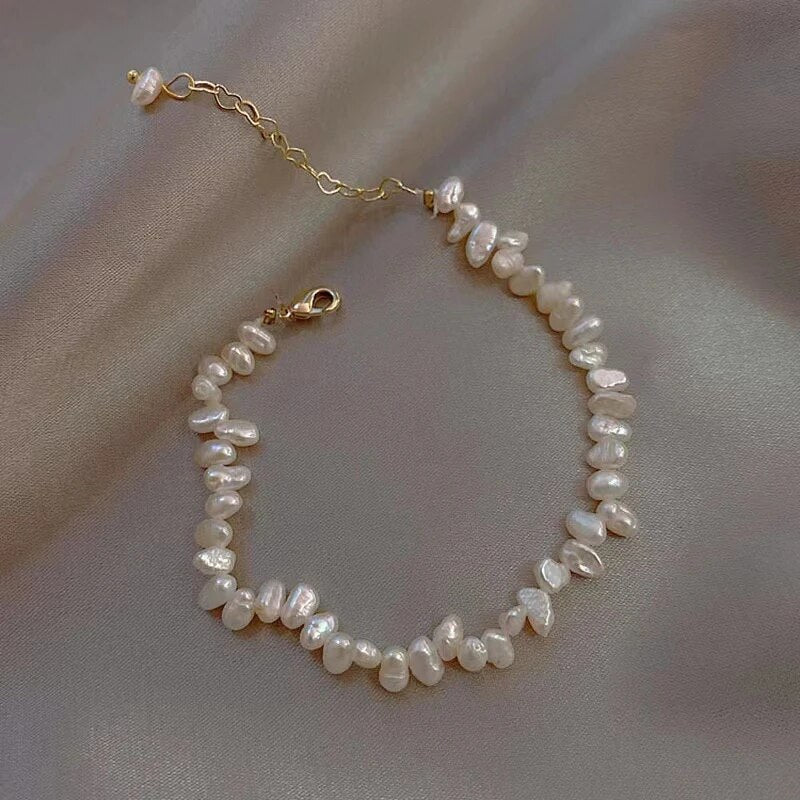 Natürliches Süßwasserperlen Armband für Damen, ein edles Schmuckstück, das Schönheit und Selbstvertrauen unterstreicht.