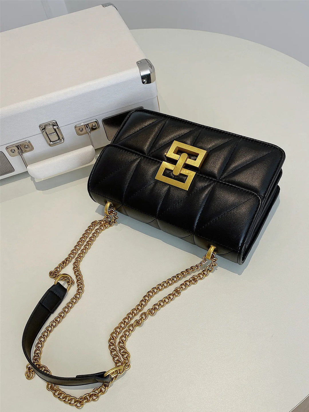 Stilvolle Damen Schultertasche mit edler Diamantprägung und Kettenriemen, schwarz, ein modisches Highlight.