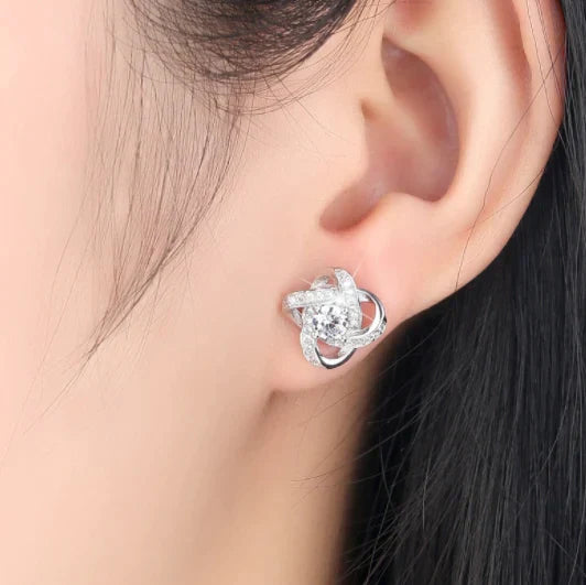 Liebesknoten Anhänger Halskette & Ohrstecker im Set mit funkelnden Zirkonia Steinen für Damen.