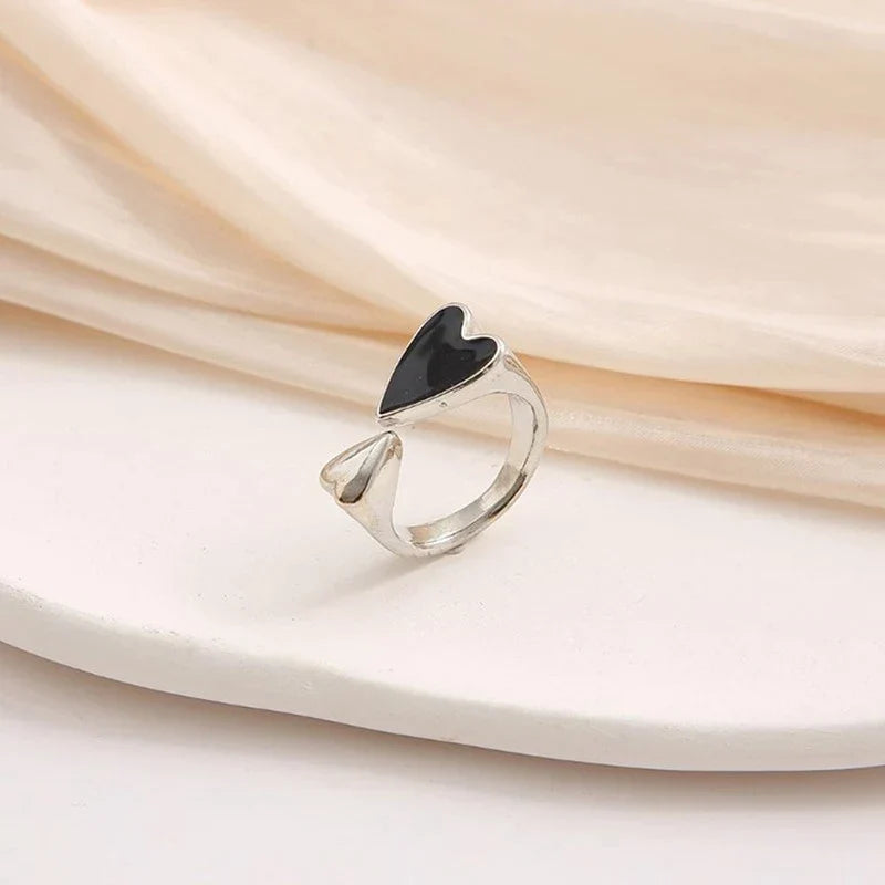 Eleganter Damenring, verstellbar, mit schwarzem Herz-Anhänger. Ideales Geschenk.