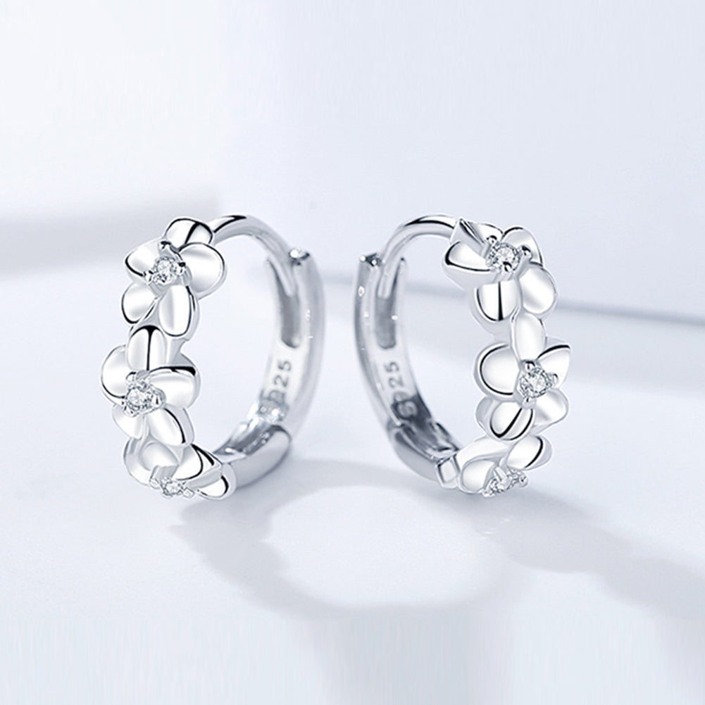 Schicke Blumenohrringe aus hypoallergenem Sterlingsilber für Damen, die jedem Outfit Eleganz verleihen.