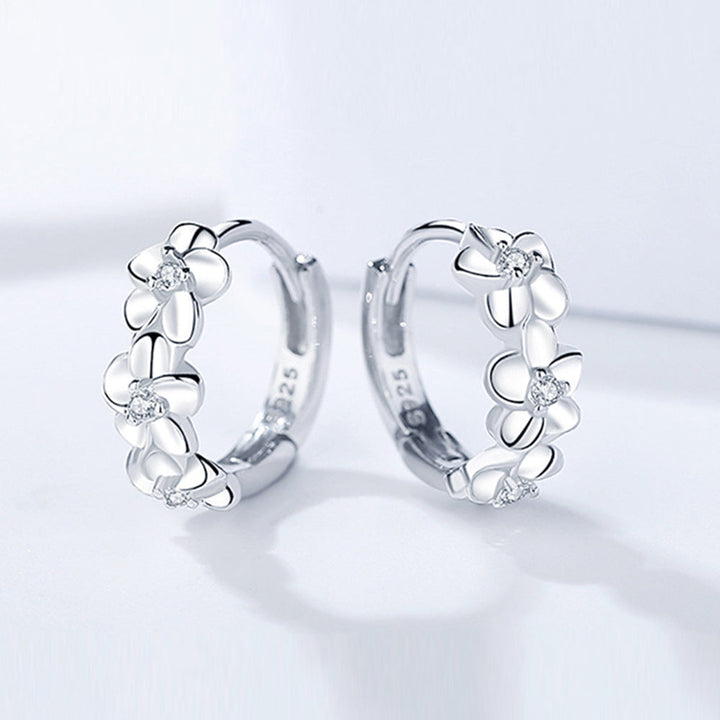 Schicke Blumenohrringe aus hypoallergenem Sterlingsilber für Damen, die jedem Outfit Eleganz verleihen.