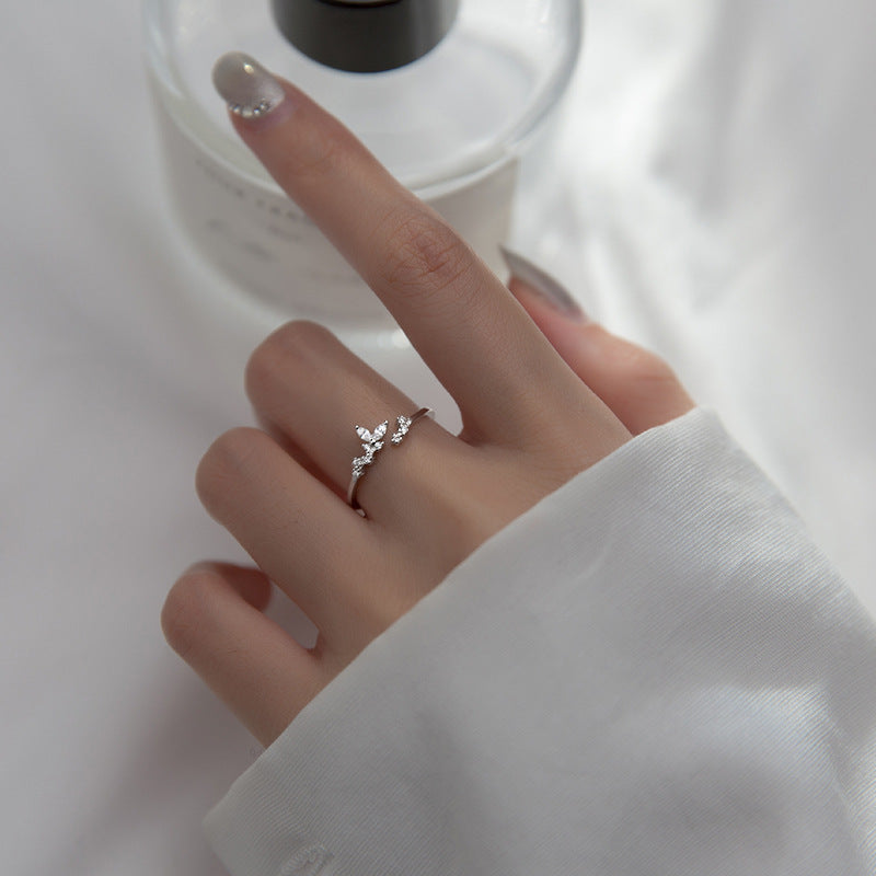 Modischer Damenring, verstellbar, mit elegantem Zirkonia Schmetterling und glänzendem Silber.