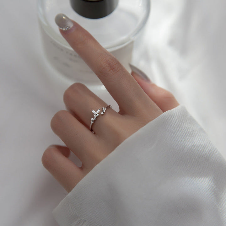Modischer Damenring, verstellbar, mit elegantem Zirkonia Schmetterling und glänzendem Silber.