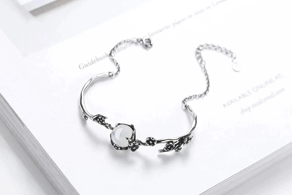 Detailansicht: Funkelndes Mondsteinarmband aus 925 Silber, perfekt als Geschenk oder elegantes Accessoire.