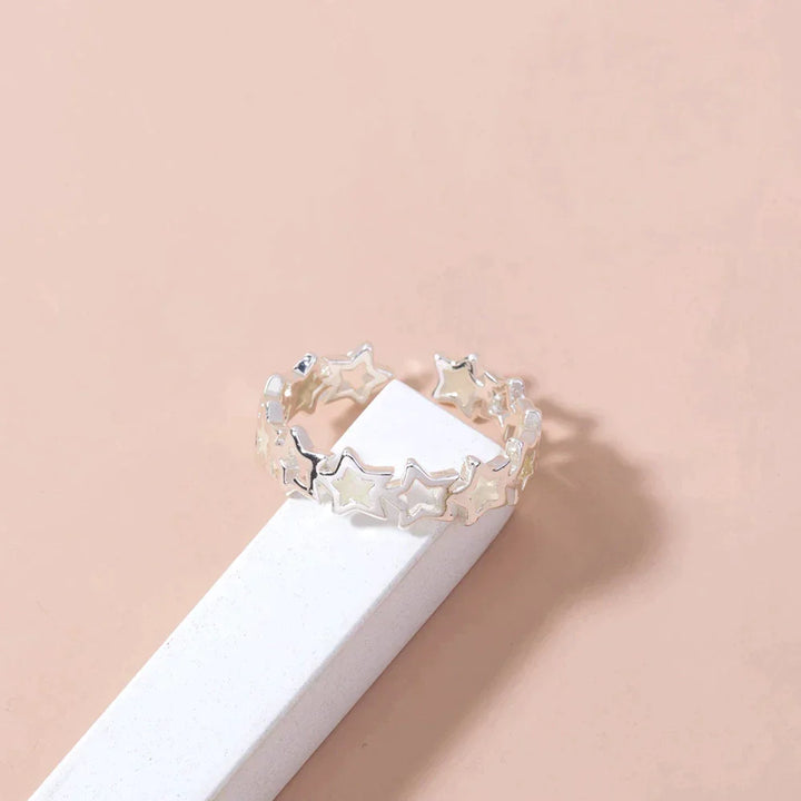 Moderner Damenschmuck: verstellbarer Metallring mit strahlendem, leuchtendem Stern. Trendiger Sternring für jeden Anlass.