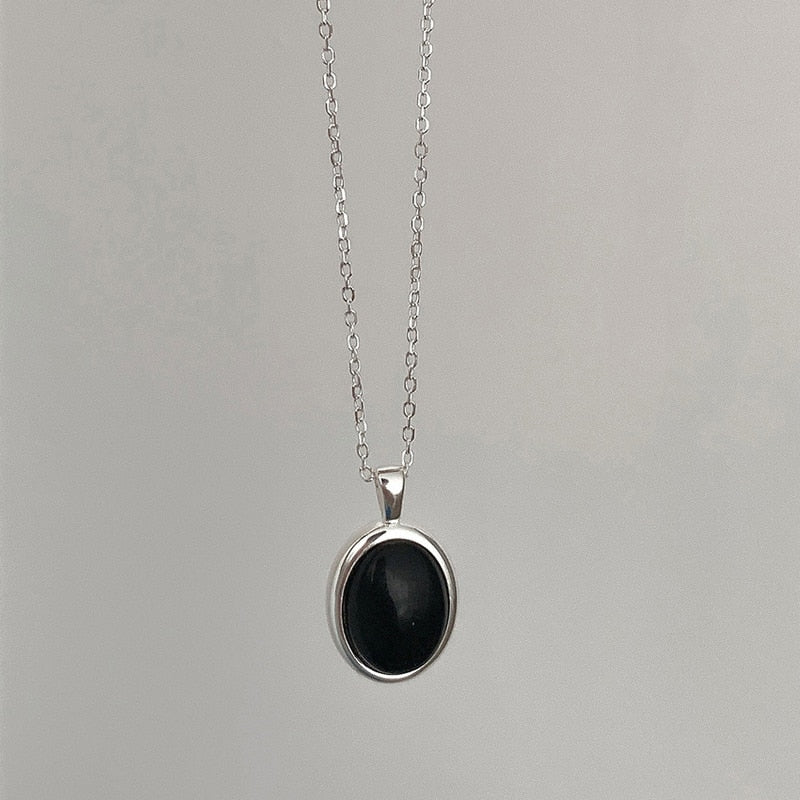 Seitenansicht der ovalen schwarzen Opal-Halskette S925 Silber, minimalistischer Edelsteinschmuck Damen.