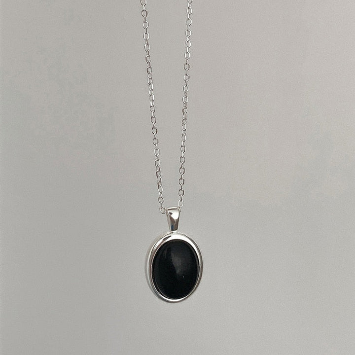 Seitenansicht der ovalen schwarzen Opal-Halskette S925 Silber, minimalistischer Edelsteinschmuck Damen.