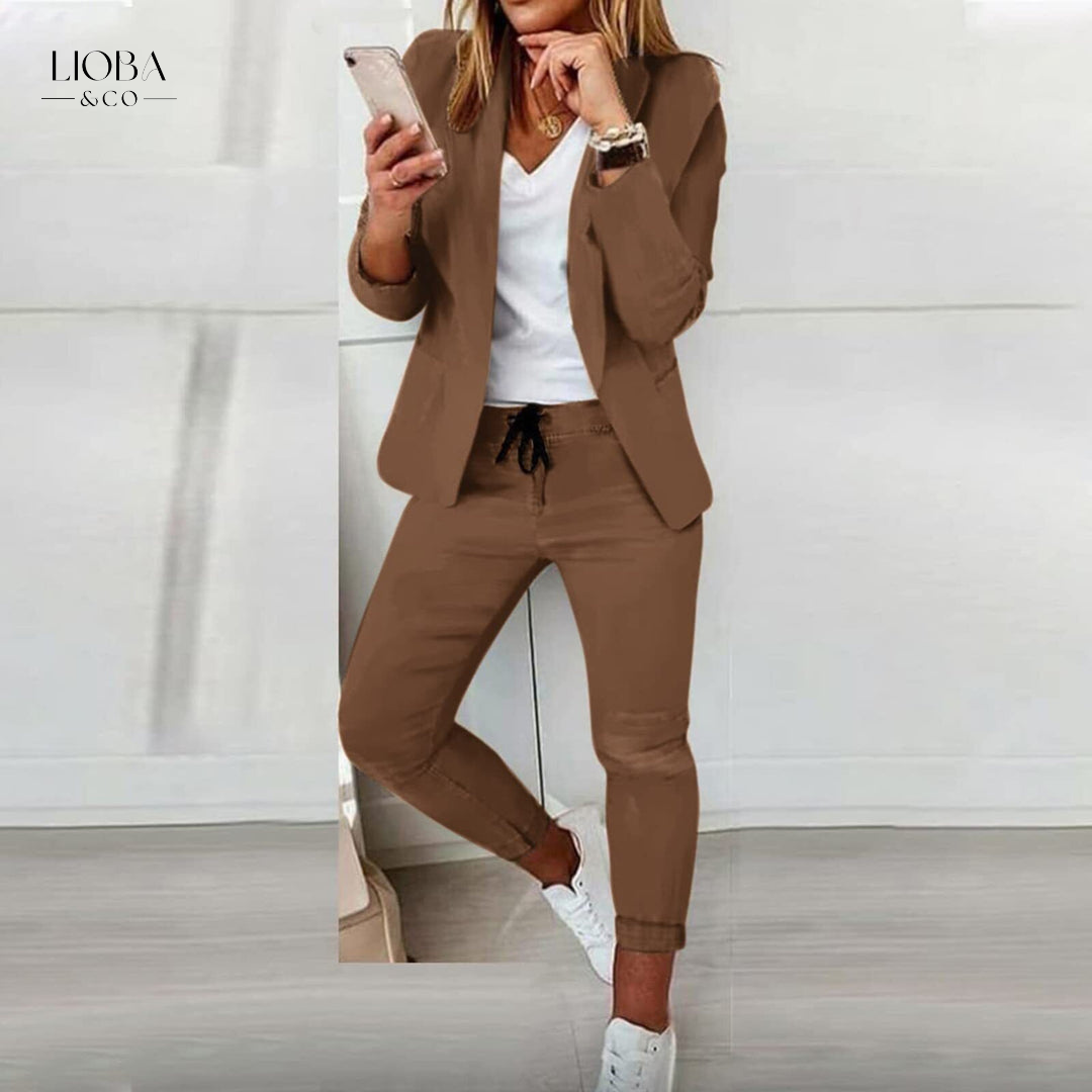 Stilvoller Damen Hose Anzug als eleganter 2-Teiler. Ideal für Business Meetings und Freizeit Looks.