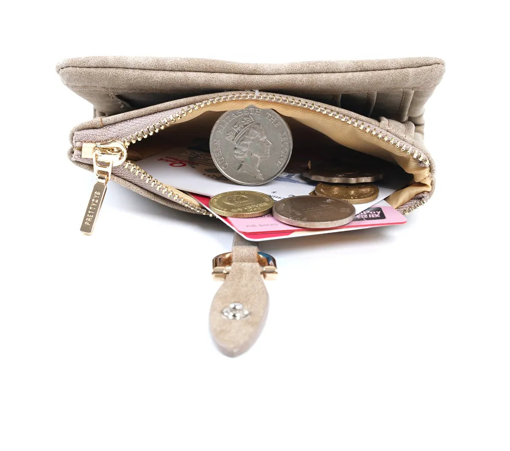 Rückansicht der schwarzen matten Damen Geldbörse. Minimalistisches Design der Vintage Clutch mit Druckknopf.
