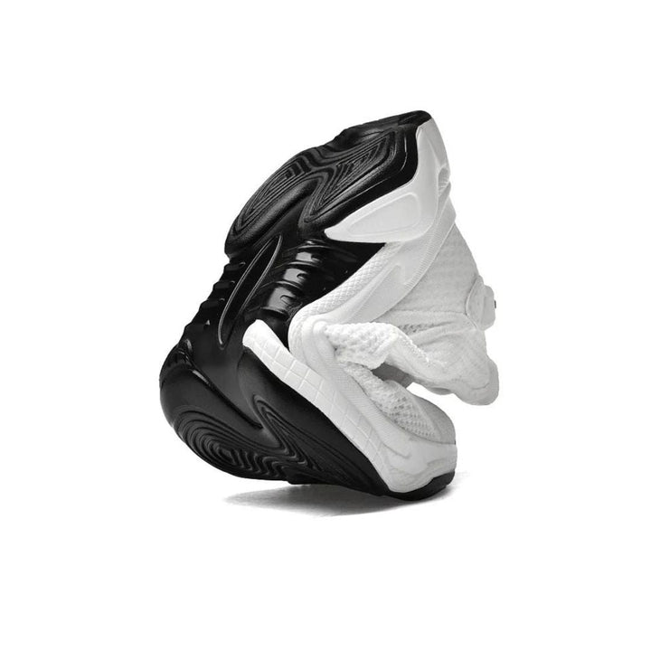 Detailaufnahme der Sohle des MaxLift Boost Sneakers, für verborgene Höhenerhöhung und Komfort.