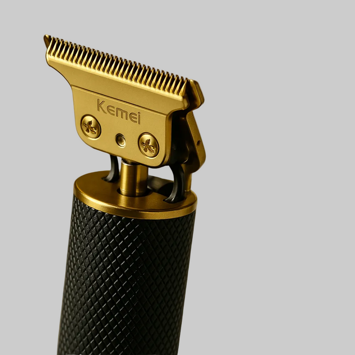 Mann trimmt seinen Bart mit dem kabellosen T-Blade Barttrimmer für scharfe Konturen und perfekte Bartpflege.