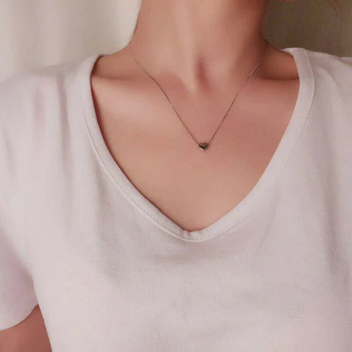 Model trägt minimalistische 925 Sterling Silber Herzkette, eleganter Damenschmuck, ideal für jeden Tag.